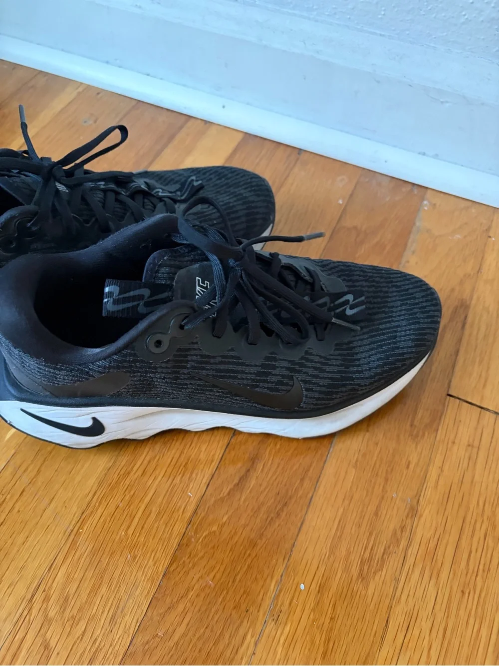 Nike Women’s Motiva’s Walking Shoes (Black / White) US 8